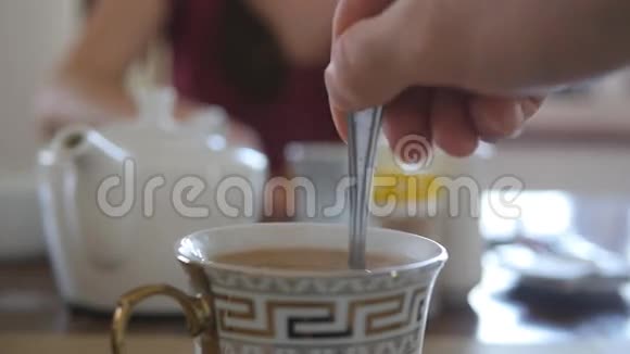 男性手在一杯热咖啡或茶中搅拌糖或牛奶慢动作关闭视频的预览图