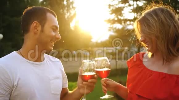 暑假和约会概念男人和女人在城里的咖啡馆里喝酒视频的预览图