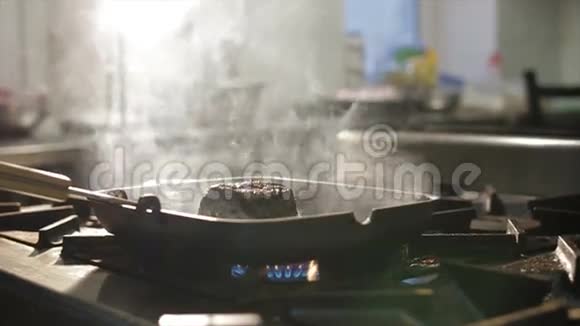 特写镜头移动到肉块煎锅上的支架视频的预览图