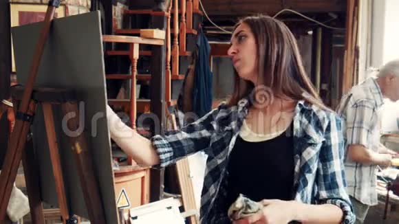 老教师画家教年轻女人画画视频的预览图