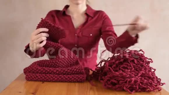 女人解开红领巾视频的预览图