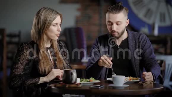一对夫妇一男一女在现代餐厅吃午餐或晚餐男人和女人享受食物有社交视频的预览图