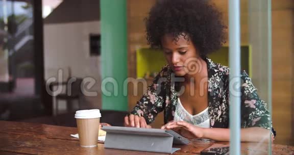 两位年轻的女商人在咖啡厅见面视频的预览图