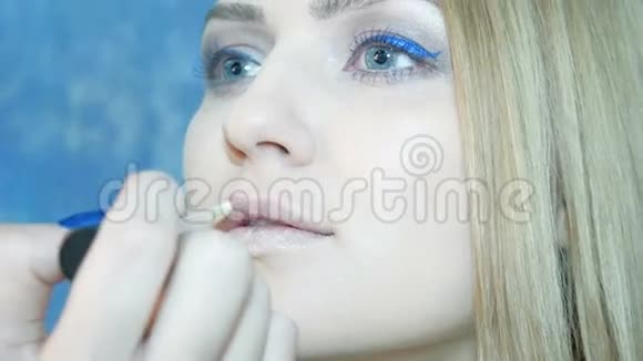 专业化妆师将化妆应用于漂亮的模特胭脂视频的预览图
