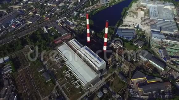城市景观中的工业烟囱视频的预览图