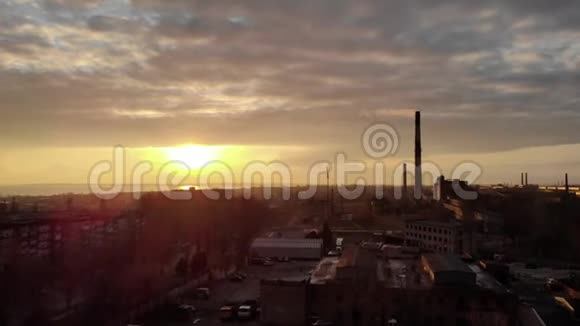 乌克兰日落时有一大片红白相间的浓烟的工业区视频的预览图