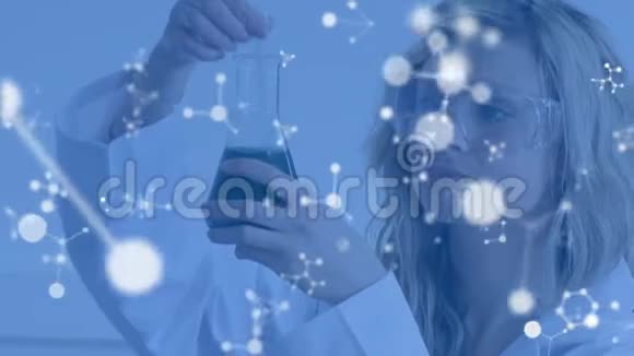 在实验室工作的女科学家和漂浮的白色分子视频的预览图
