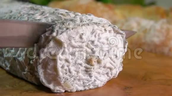 用山羊奶酪的刀切成的开胃菜视频的预览图