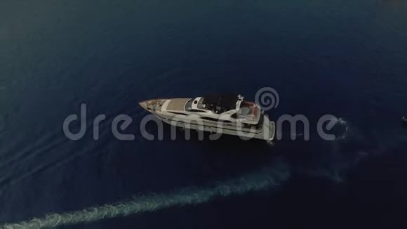 美丽的游艇在法国海岸的蓝海摩纳哥城市蒙特卡洛德隆飞行港口雅赫茨海平面视频的预览图