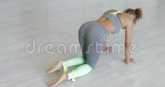 女人用弹性伸展腿视频的预览图