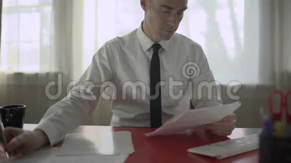 辛勤工作的人在办公桌上做文书工作视频的预览图