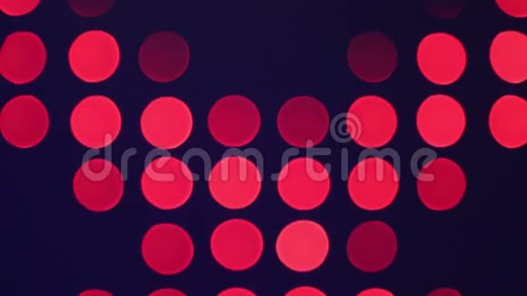 背景彩色圆圈在黑暗的背景上移动视频的预览图