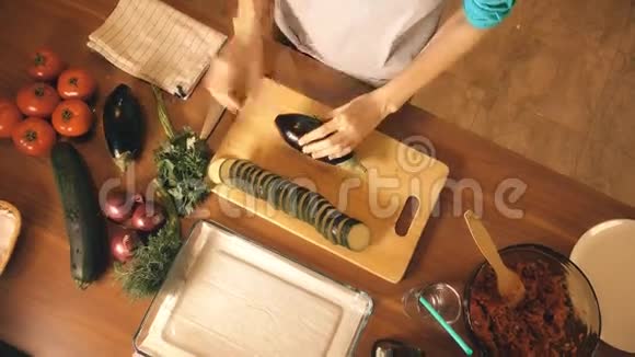 女人切鸡蛋烹饪自制的拉塔图耶健康的饮食观念4K视频视频的预览图