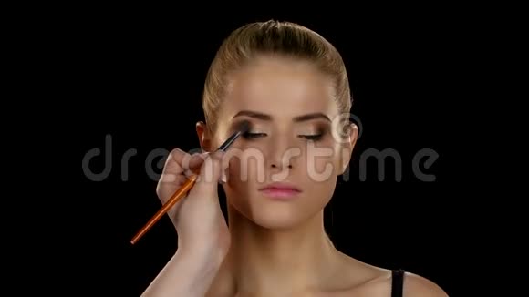 化妆师做模特眼妆黑色的特写视频的预览图