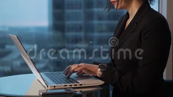 商务女性晚上在办公室工作一位在电脑上工作的年轻女子的肖像视频的预览图