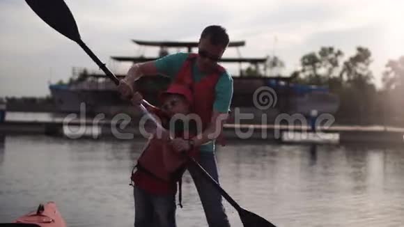 父亲教儿子如何在皮艇中使用桨视频的预览图