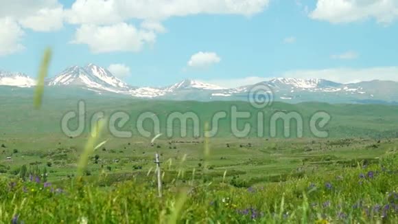 夏日的风景群山覆盖着白雪视频的预览图