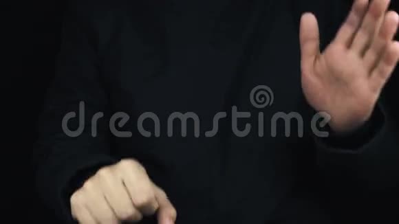 男子穿长袖夹克打拳张开手掌打屁股视频的预览图