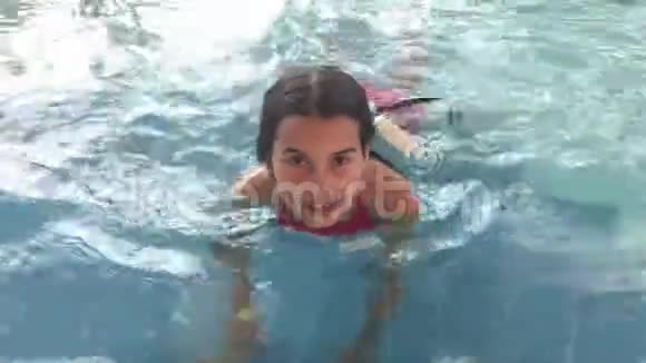 少女在水上乐园游乐园泳池洗澡儿童在水上公园和游泳池室内视频的预览图