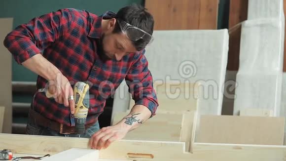 使用螺丝刀制造木制品视频的预览图