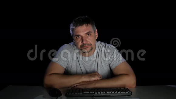 一个冷漠的人看着电脑屏幕视频的预览图