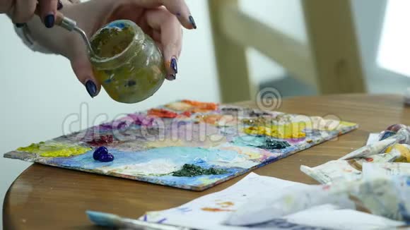 油的颜色混合在调色板刀油画抽象艺术背景视频的预览图