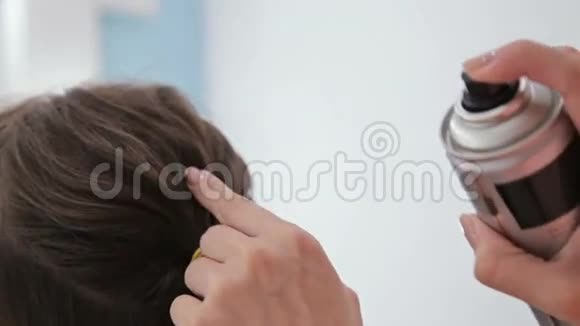 近距离射击理发师为漂亮的女人做发型使用喷发剂视频的预览图
