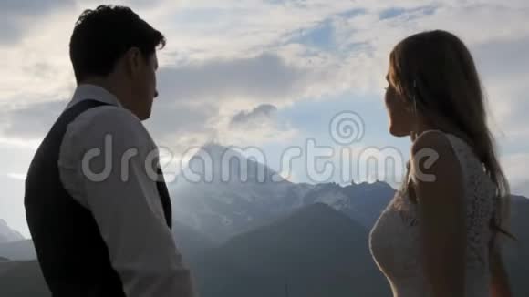 爱的情侣在夕阳的背景下群山视频的预览图