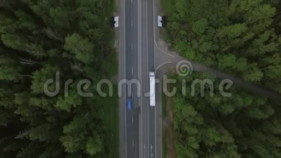 俄罗斯农村公路鸟瞰图视频的预览图