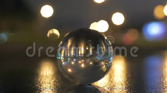 玻璃球体成像与道路倒映的城市景观视频的预览图