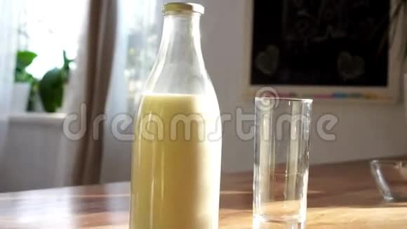 牛奶倒入玻璃拍摄与高速相机幻影弯曲女人把牛奶倒在透明的玻璃杯里视频的预览图