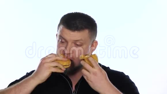 成年人吃汉堡包白色的慢动作视频的预览图