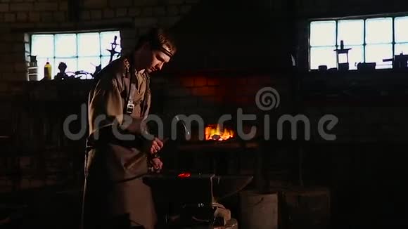 铁匠用火花焰火把铁砧手工锻造视频的预览图