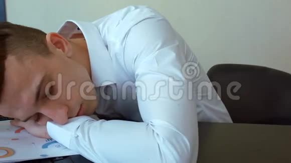 商人在工作中睡觉视频的预览图