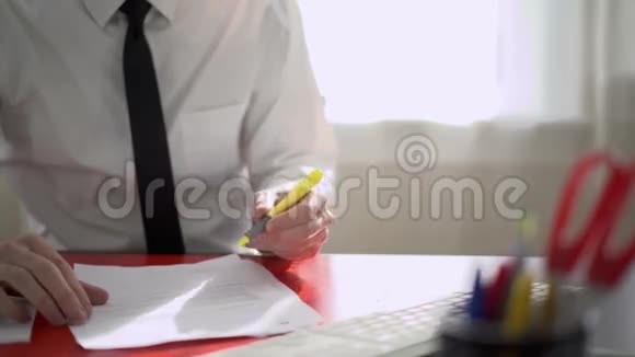 他在办公桌上突出文件视频的预览图