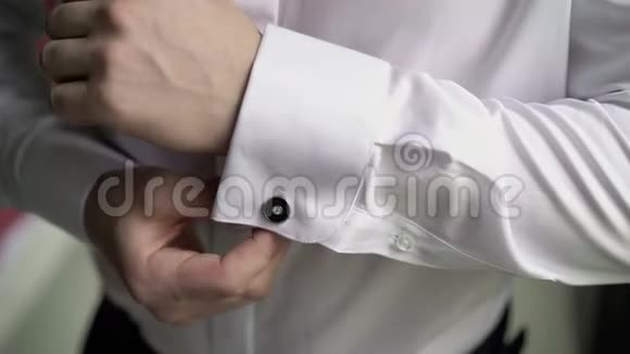 男人穿白色袖扣视频的预览图