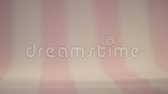 粉红色喷头和海绵在缓慢运动中下降视频的预览图