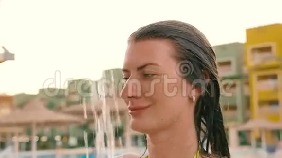 漂亮的模特在泳池边洗个澡高清高清视频的预览图