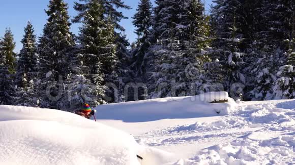 冬天山里的游客在大雪中穿行视频的预览图