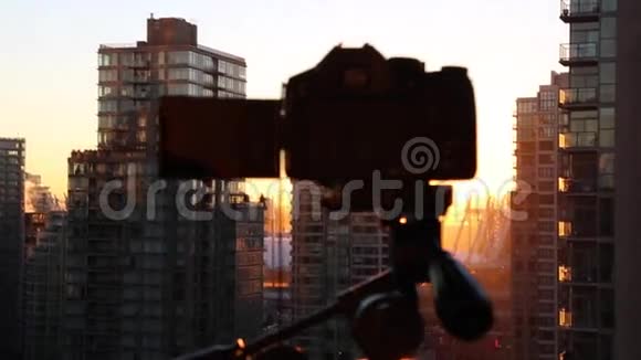 相机三脚架剪影摩天大楼日出视频的预览图