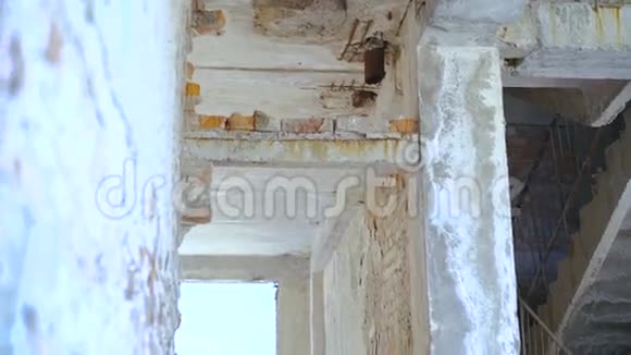 一个自由奔跑的人慢慢地从老建筑的墙上跳下来视频的预览图