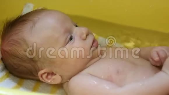 刚出生的婴儿洗澡视频的预览图