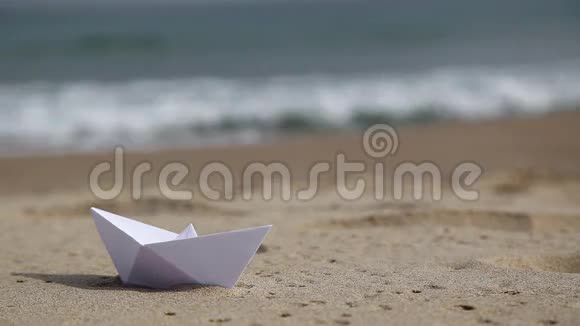 海滩上的白纸船视频的预览图