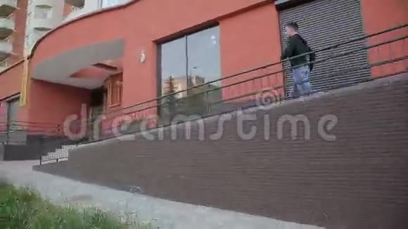 街上的人在扶手前翻过楼梯Stadicam视频的预览图