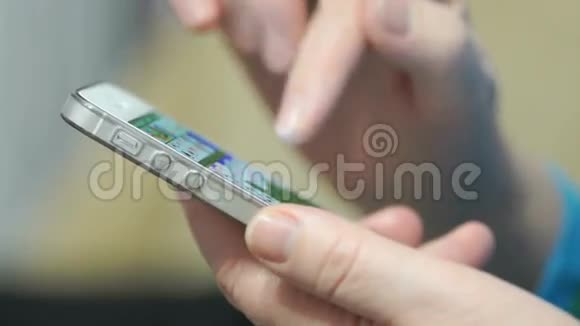 女人手握着银色手机视频的预览图