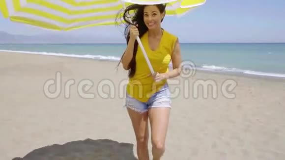 风骚的年轻女子拿着沙滩伞视频的预览图
