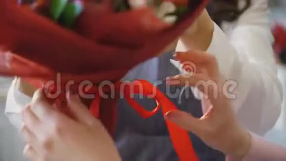 贴身厨师花匠在鲜花水果店工作用丝带水果和蔬菜花束固定视频的预览图
