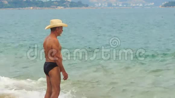 帽子里的老人站在佛米波边看海视频的预览图