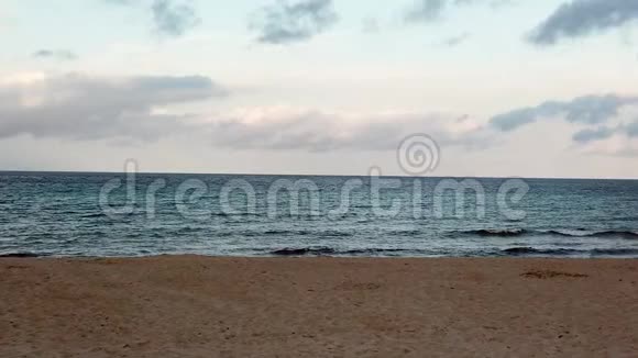 日落时空荡荡的海滩视频的预览图