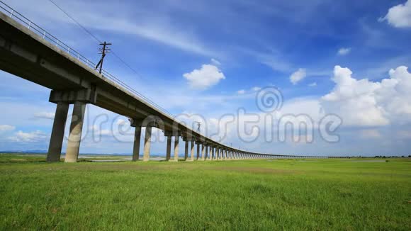 泰国罗布里帕苏克河大坝铁路跨草田草地桥梁夏季滞后视频的预览图